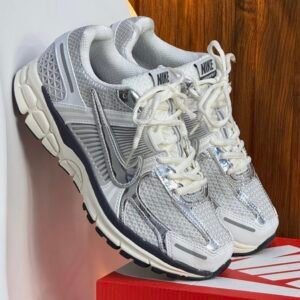 NIKE VOMERO PLATEADA