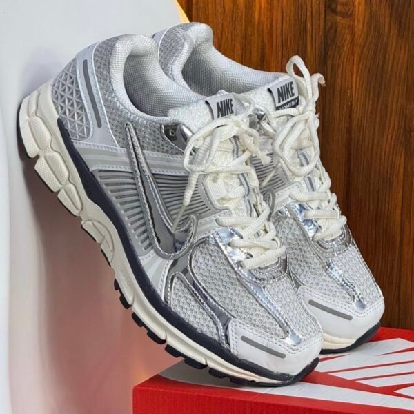 NIKE VOMERO PLATEADA